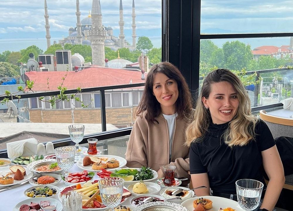 Deraliye Terrace Restaurant: Late Breakfast in the Heart of Istanbul